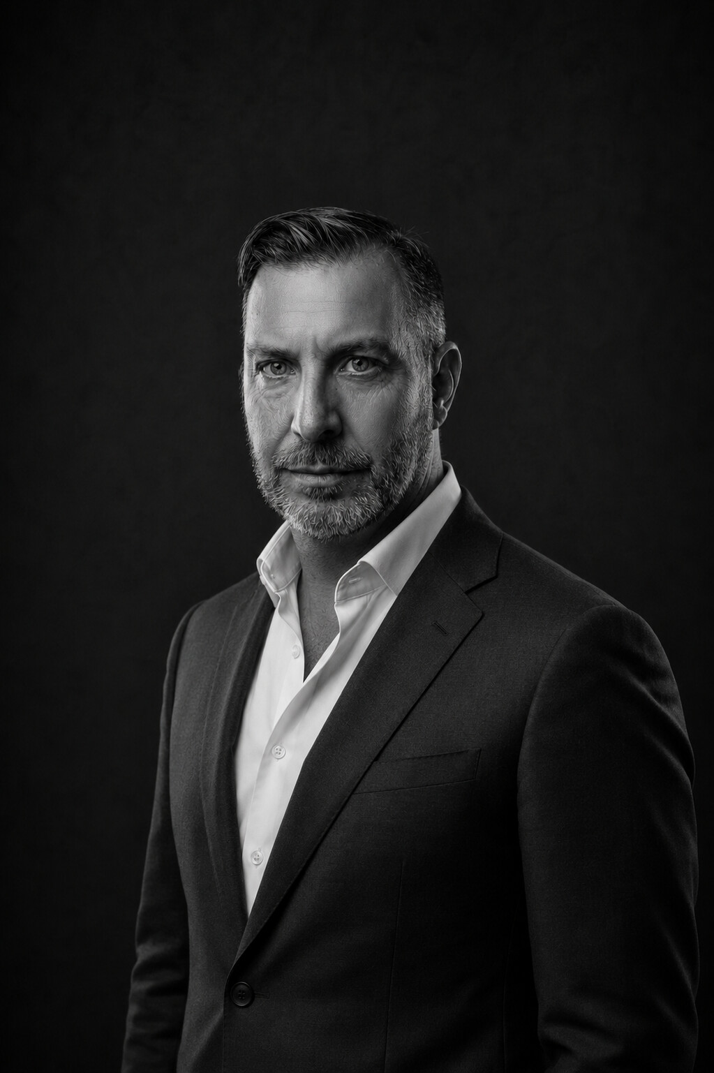 Portrait professionnel noir et blanc de Nicolas Belotti, fondateur et dirigeant du réseau Semantiak